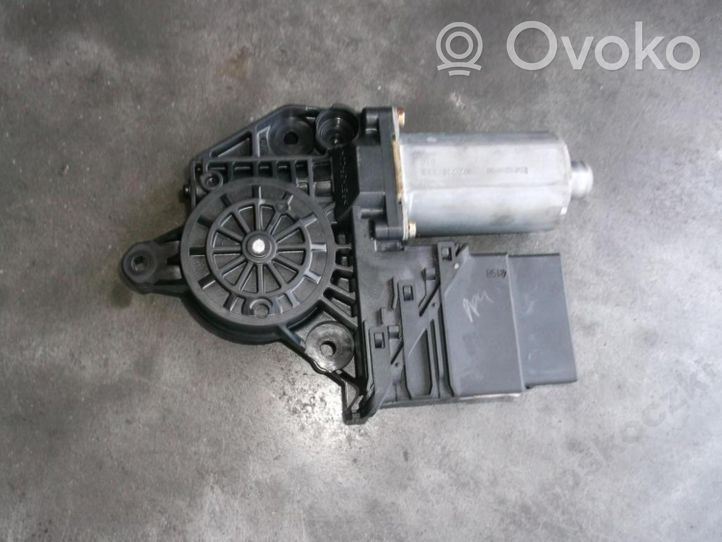 Volkswagen Golf VIII Moteur de lève-vitre de porte avant 