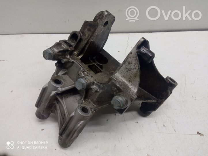 Volkswagen Transporter - Caravelle T5 Engine mounting bracket 070199343B