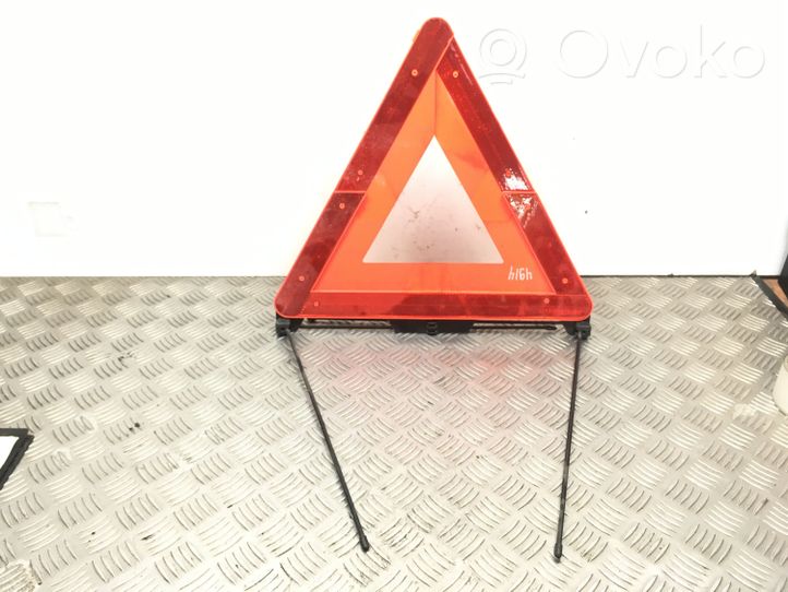 Audi A6 S6 C6 4F Triangle d'avertissement E1327R030003