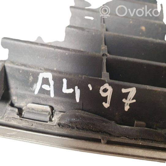 Audi A4 S4 B5 8D Grotelės priekinės 8D0853651E