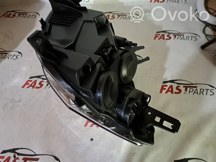 Peugeot Partner Lampa przednia 20E561052B