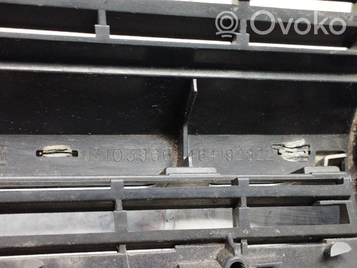 Opel Vectra C Front bumper upper radiator grill 464192822