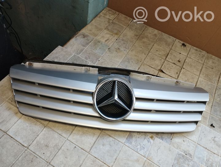 Mercedes-Benz Vaneo W414 Etupuskurin ylempi jäähdytinsäleikkö A414880085