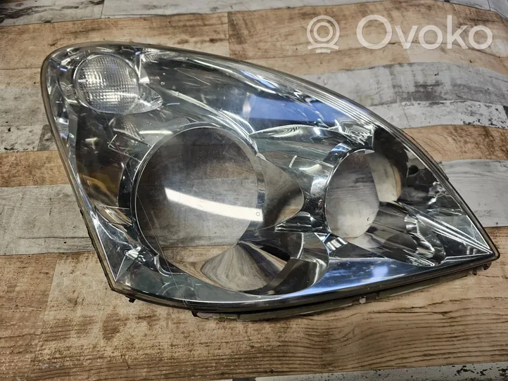 Toyota Corolla Verso AR10 Klosze lamp przednich P3124R