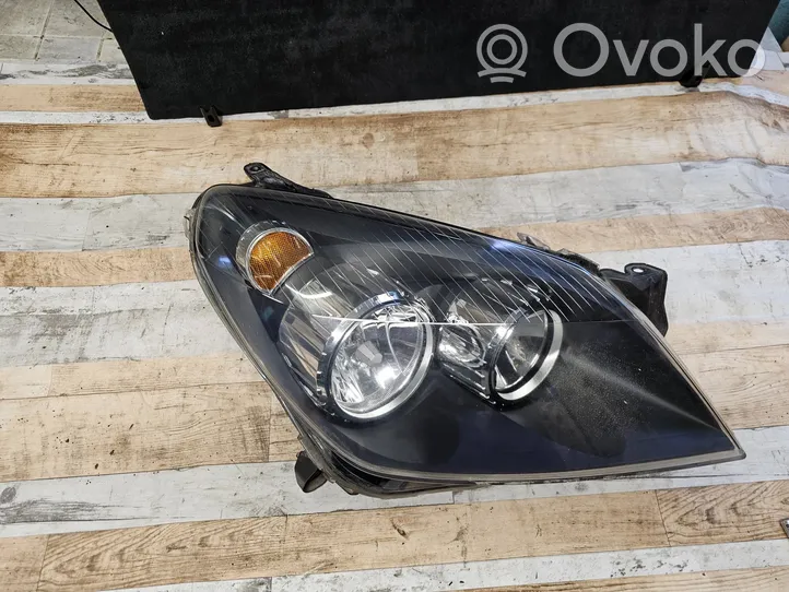 Opel Astra H Lampa przednia 1EG27037002