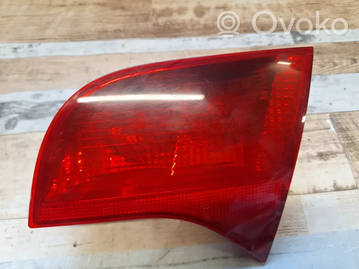 Audi A4 S4 B7 8E 8H Lampy tylnej klapy bagażnika 8E9945094