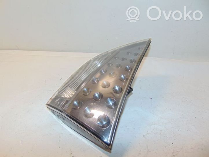 Mitsubishi Outlander Lampy tylnej klapy bagażnika 8331A006