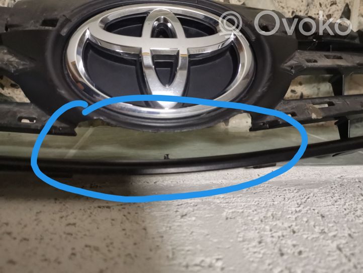 Toyota Corolla E160 E170 Grotelės viršutinės 5311102790