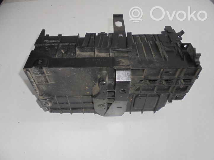 Opel Astra J Support boîte de batterie 13308434