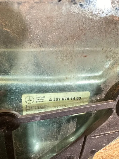 Mercedes-Benz E C207 W207 Elektryczny podnośnik szyby drzwi tylnych A2076701403