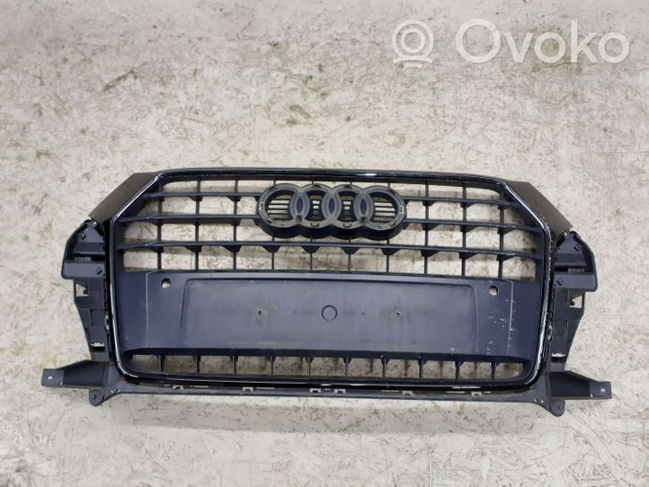 Audi Q3 8U Верхняя решётка 8U0853653M