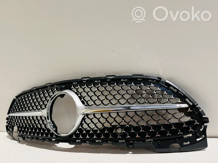 Mercedes-Benz C W206 Maskownica / Grill / Atrapa górna chłodnicy A2068882100