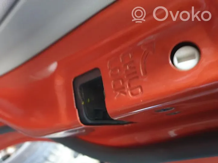 Volvo V50 Coupe-mallin oven lukko (kahvan vieressä) 