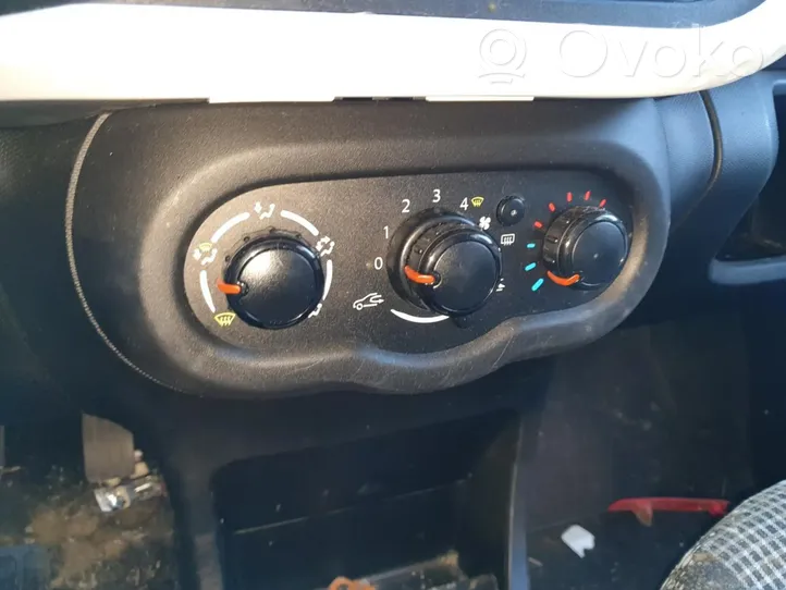 Renault Twingo III Panel klimatyzacji 