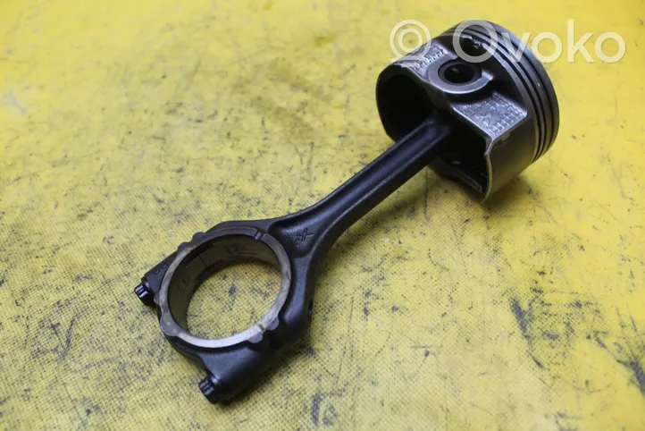 Mitsubishi Outlander Piston with connecting rod 4J11