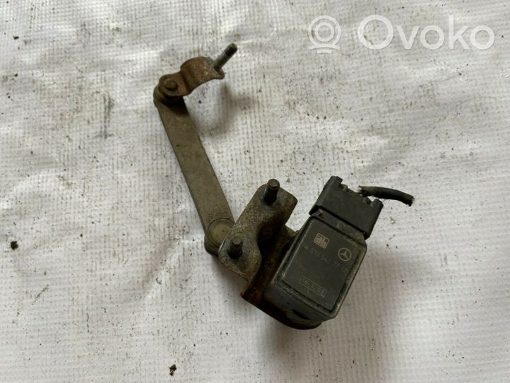 Mercedes-Benz CL C215 Sensor de altura delantera de la suspensión neumática A0105427717