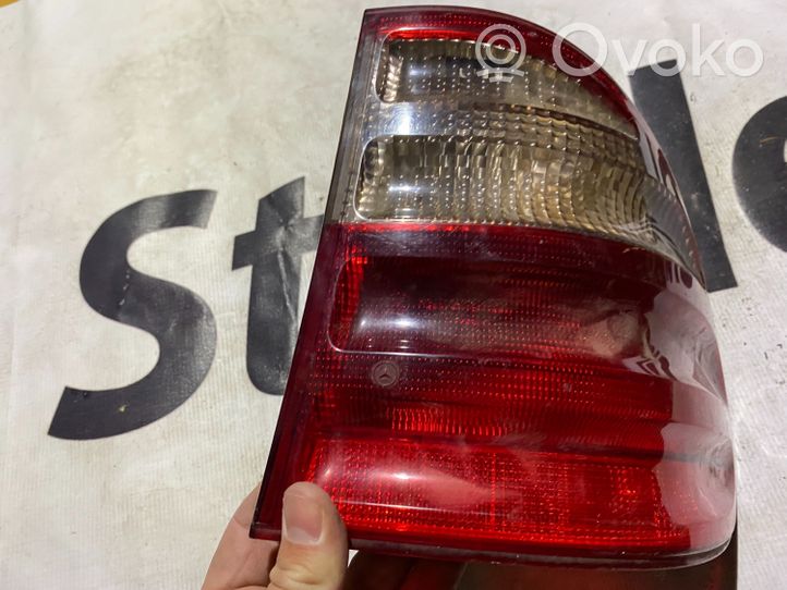 Mercedes-Benz E W210 Lampa tylna a2108205464