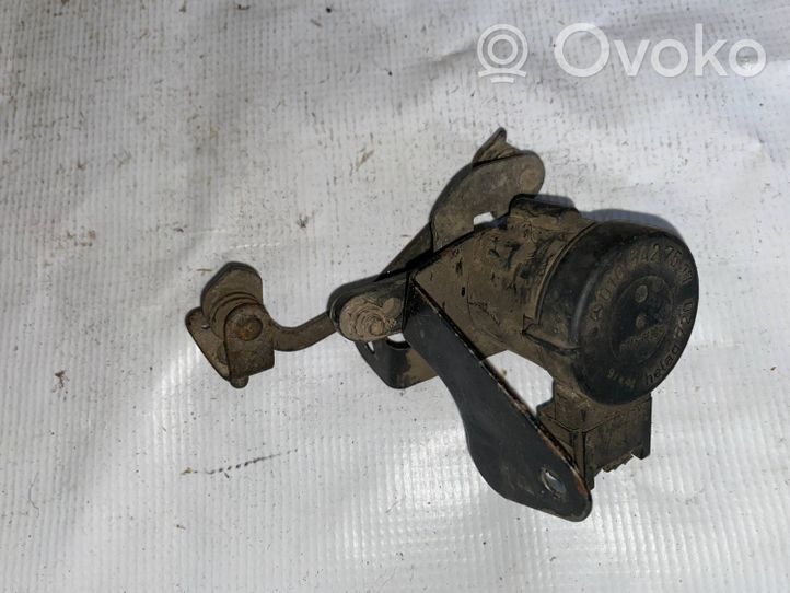 Mercedes-Benz E W210 Rear air suspension level height sensor a0105427517