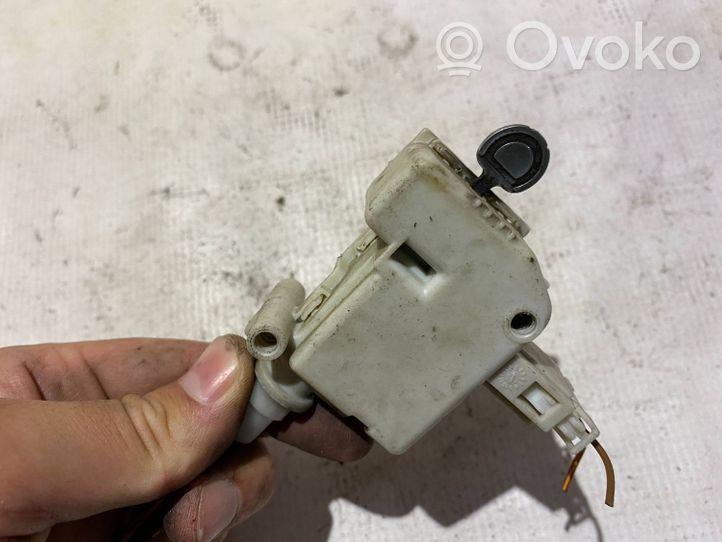 Mercedes-Benz C W203 Verrouillage du bouchon du réservoir de carburant A2038201997