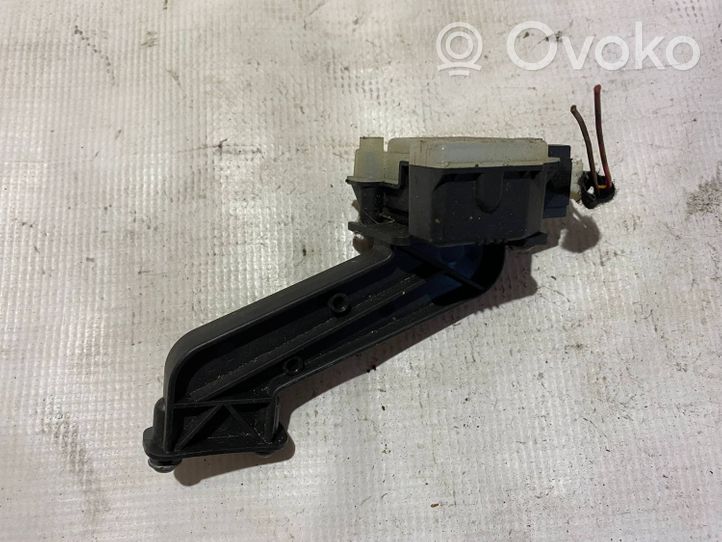 Mercedes-Benz C W203 Verrouillage du bouchon du réservoir de carburant a2038201997