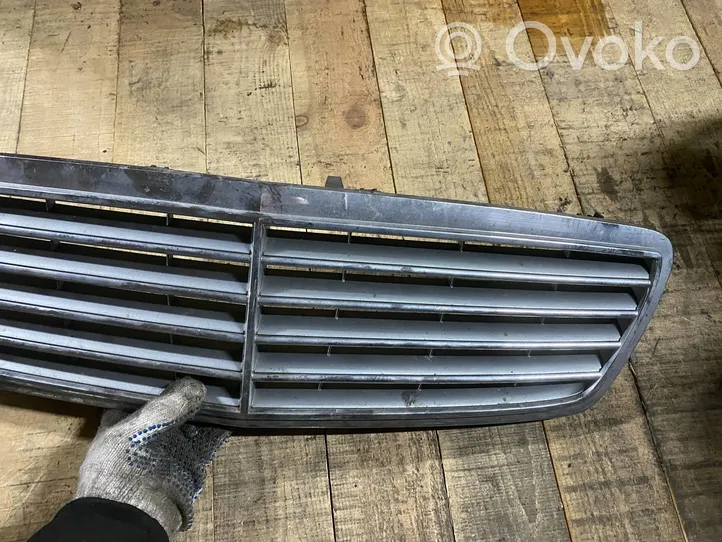 Mercedes-Benz C W203 Grille de calandre avant A2038800183