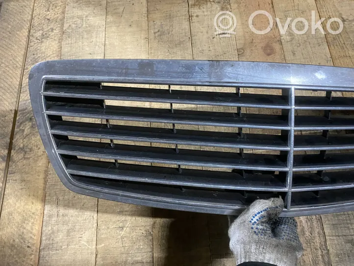 Mercedes-Benz E W211 Atrapa chłodnicy / Grill A2118800583