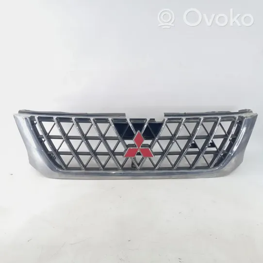 Mitsubishi L200 Grille calandre supérieure de pare-chocs avant 