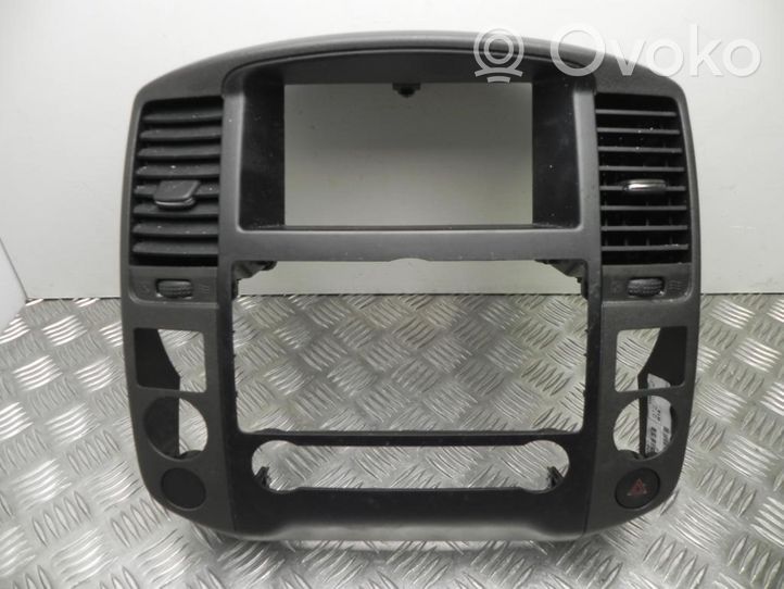 Nissan Navara D40 Radion/GPS-laitteen pääyksikön kehys 682615X01A