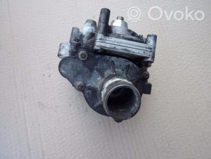 Audi A8 S8 D3 4E Pompe de circulation d'eau 079121014D