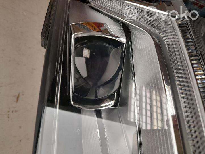 Audi Q7 4M Lampa przednia 4M0941033D