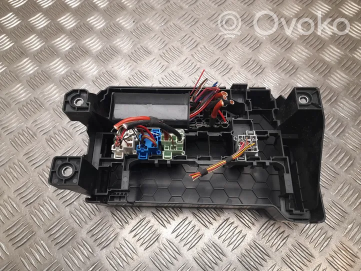 Volkswagen Crafter Skrzynka bezpieczników / Komplet 7C0882337