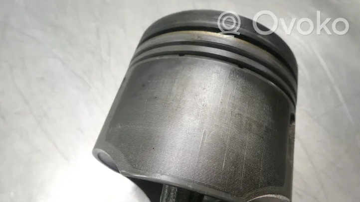 Mercedes-Benz Sprinter W906 Piston avec bielle 646986