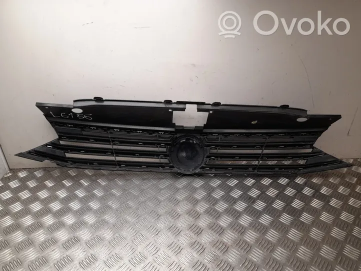 Volkswagen PASSAT B8 Grotelės priekinės 3G0853653