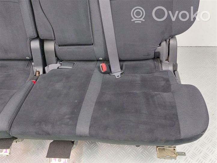 Mitsubishi Outlander Second row seats 