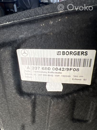 Mercedes-Benz E A207 Doublure de coffre arrière, tapis de sol A2076800042