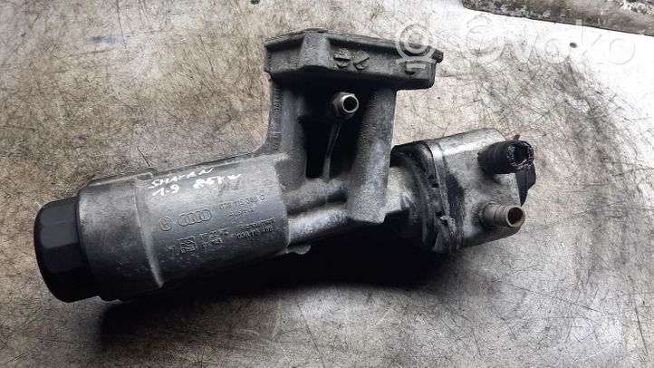 Volkswagen Sharan Supporto di montaggio del filtro dell’olio 038115389C