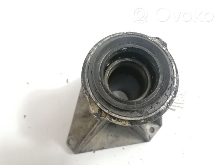 BMW X5 E53 Staffa del cuscinetto di supporto dell’albero di trasmissione 1428647