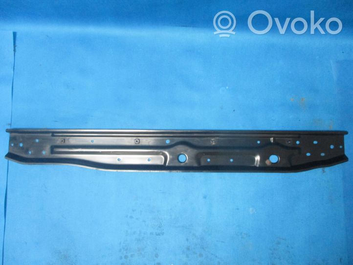 Mahindra KUV100 Traverse inférieur support de radiateur 