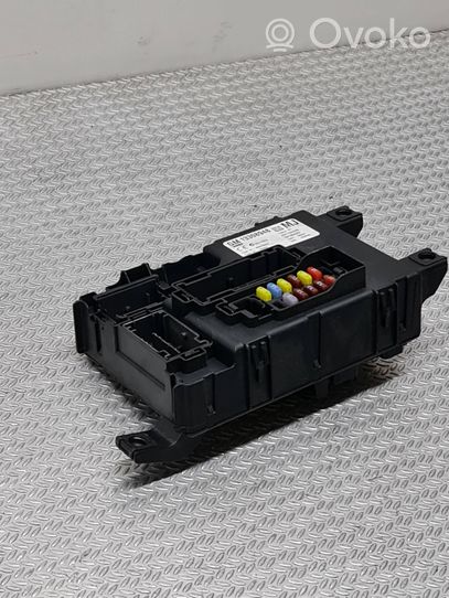 Opel Corsa D Module de fusibles 13308948