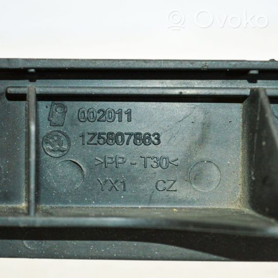 Skoda Octavia Mk2 (1Z) Mocowanie narożnika zderzaka tylnego 1Z5807863