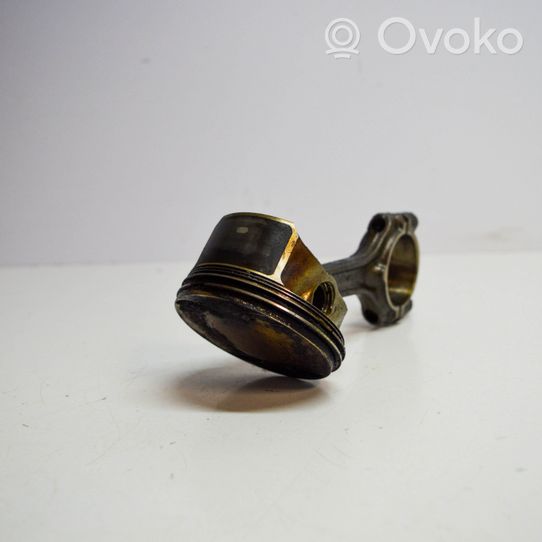 Opel Astra H Piston 