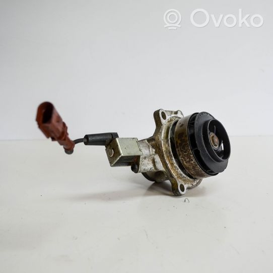 Volkswagen Jetta III Vesipumppu 04L121011