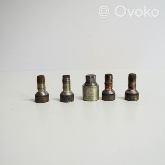 Volkswagen Golf VI Anti-theft wheel nuts and lock 