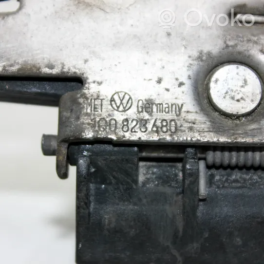 Volkswagen Eos Rygiel / Zaczep zamka pokrywy przedniej / maski silnika 1Q0823480