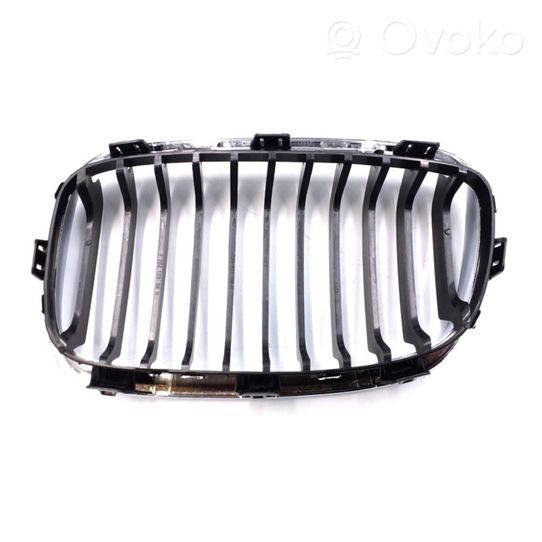 BMW 1 F20 F21 Maskownica / Grill / Atrapa górna chłodnicy 51137239022