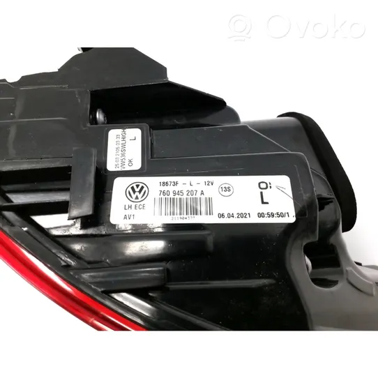 Volkswagen Touareg III Luz trasera/de freno 760945207A