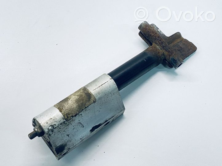 Audi A6 S6 C6 4F Aizmugurē bampera amortizators 4F0807275