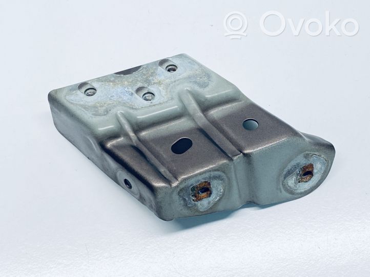 Volkswagen Touareg II Supporto di montaggio del parafango 7P6821151A