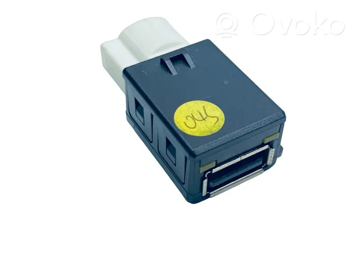 Volkswagen Golf VII USB socket connector 5Q0035726B