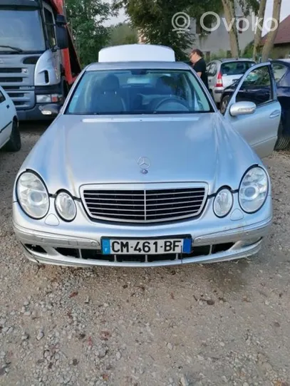 Mercedes-Benz E AMG W211 Priekinio stiklo valytuvų kojelė 2118200444